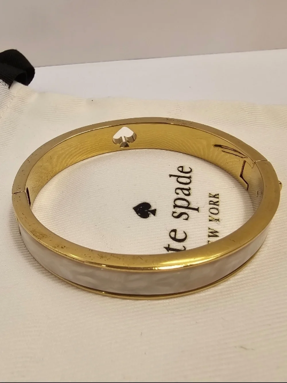 Kate Spade "Spot The Spade" Enamel Hinged Bangle Bracelet Gold/White & Dust Bag - Picture 3 of 5